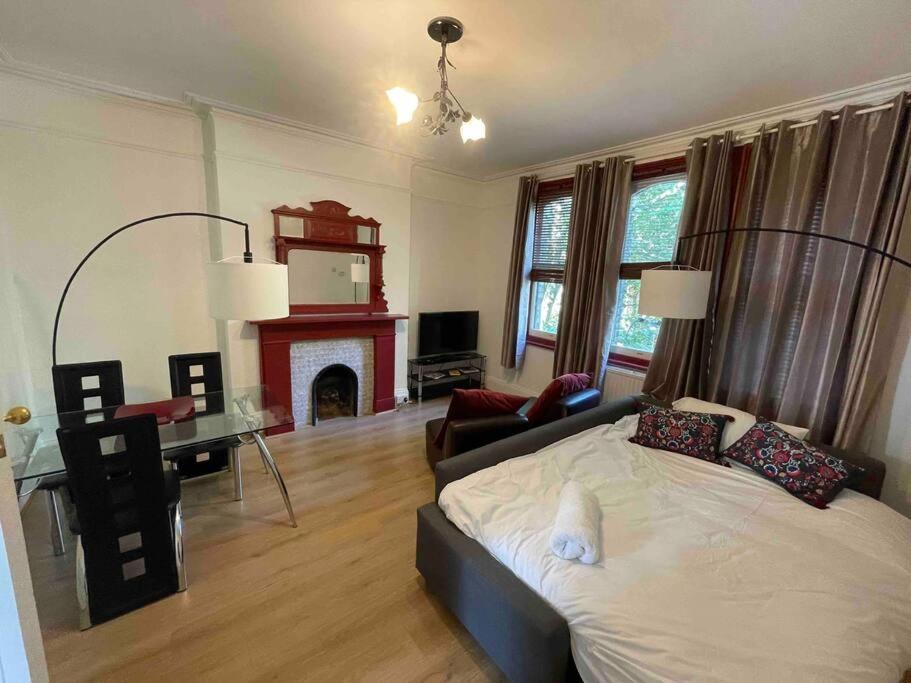 Appartement Flat Espacoso 3min Do Metro Londen