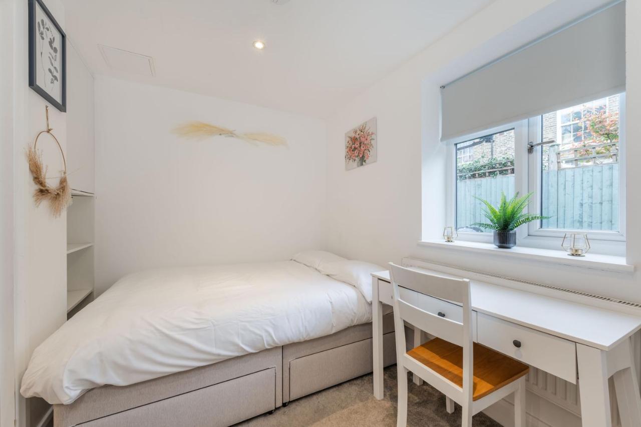 Three-bedroom Bliss In Town * London