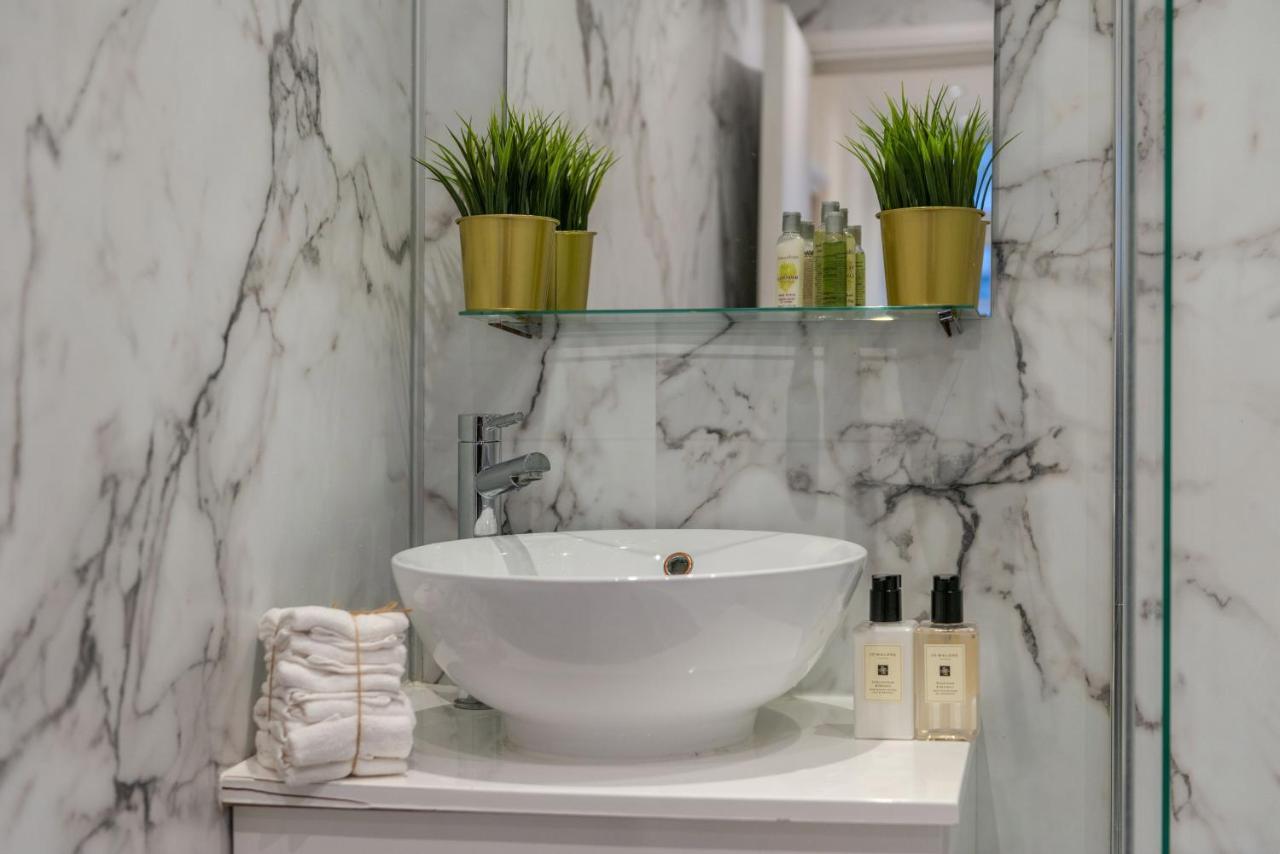 Apartment Three-bedroom Bliss In Town London