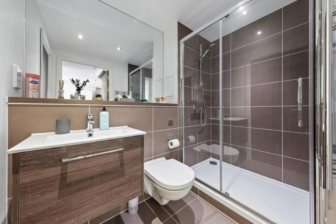 2 Bedroom Flat In Bp65 Apartment London