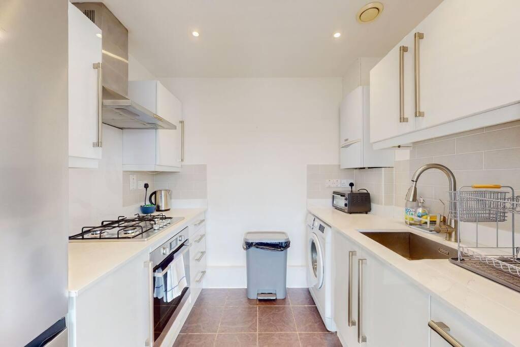 Stunning 1bed Flat With Balcony - 5 Mins To Station Leilighet