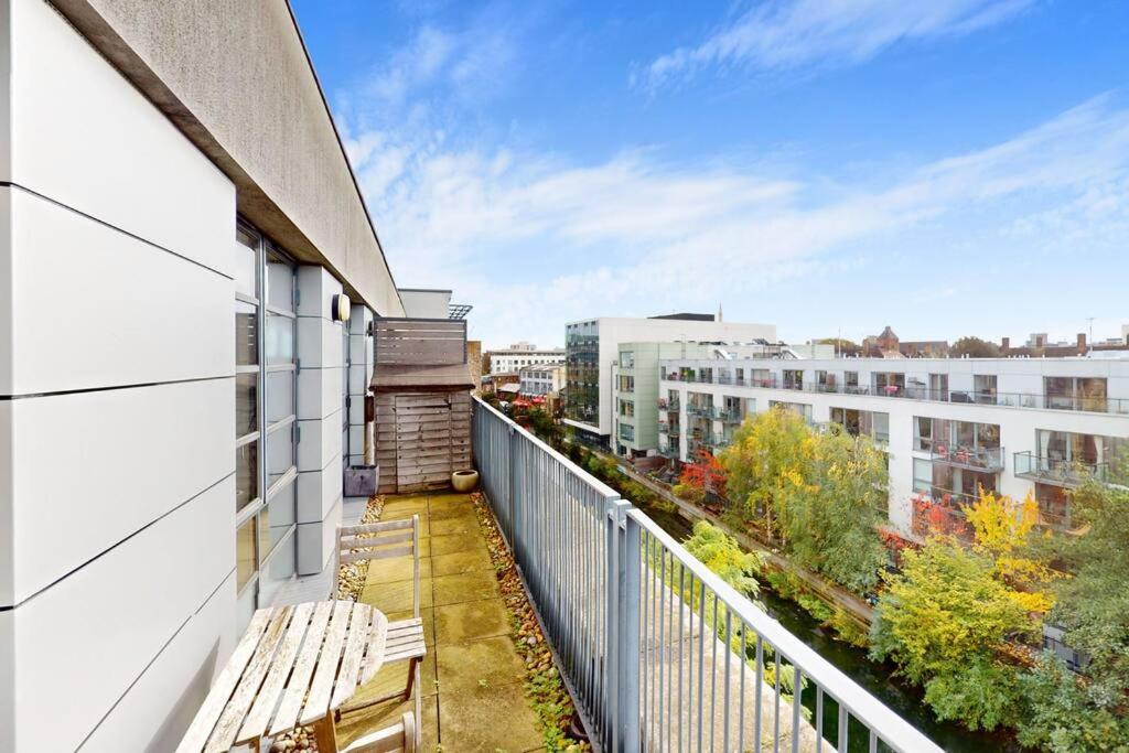 Leilighet Stunning 1bed Flat With Balcony - 5 Mins To Station