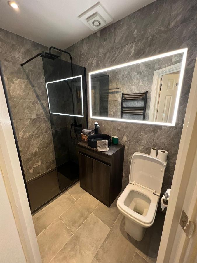 Newly Renovated Modern In West Kensington Apartment *