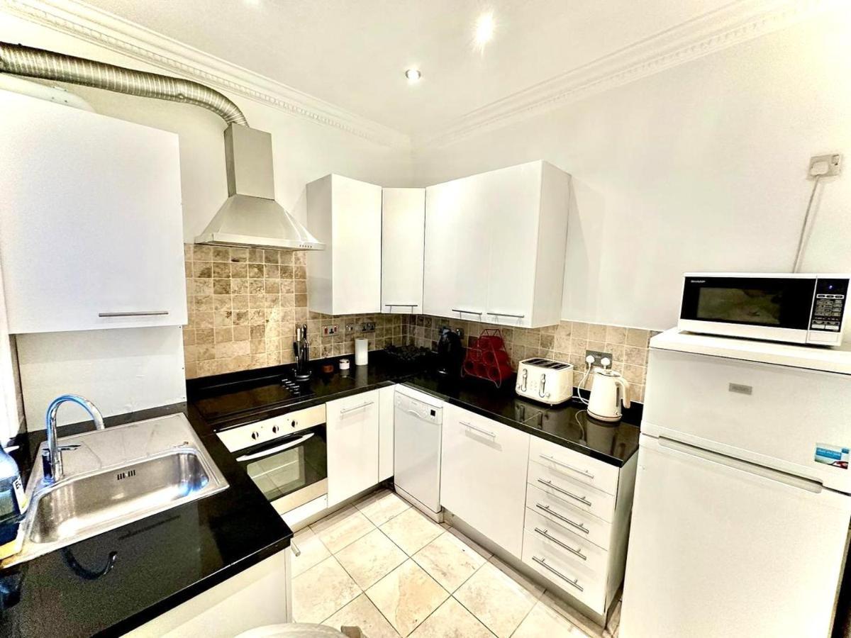 Alluring 2-bed, 2-bath Flat On High Street Kensington, Near Kensington Palace Apartment *