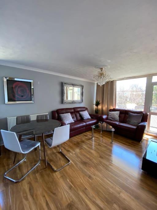 Entire Flat, Comfortable 2 Double Bedrooms Apartment London