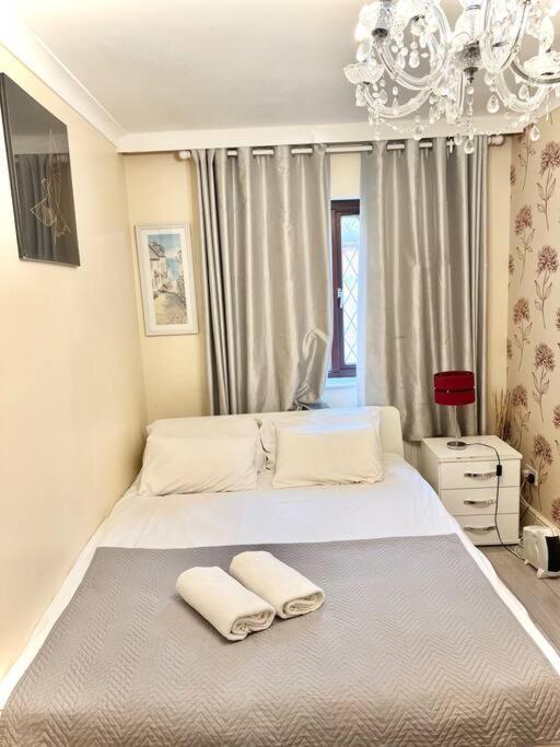 Cosy 2 Bedroom Detached House In London