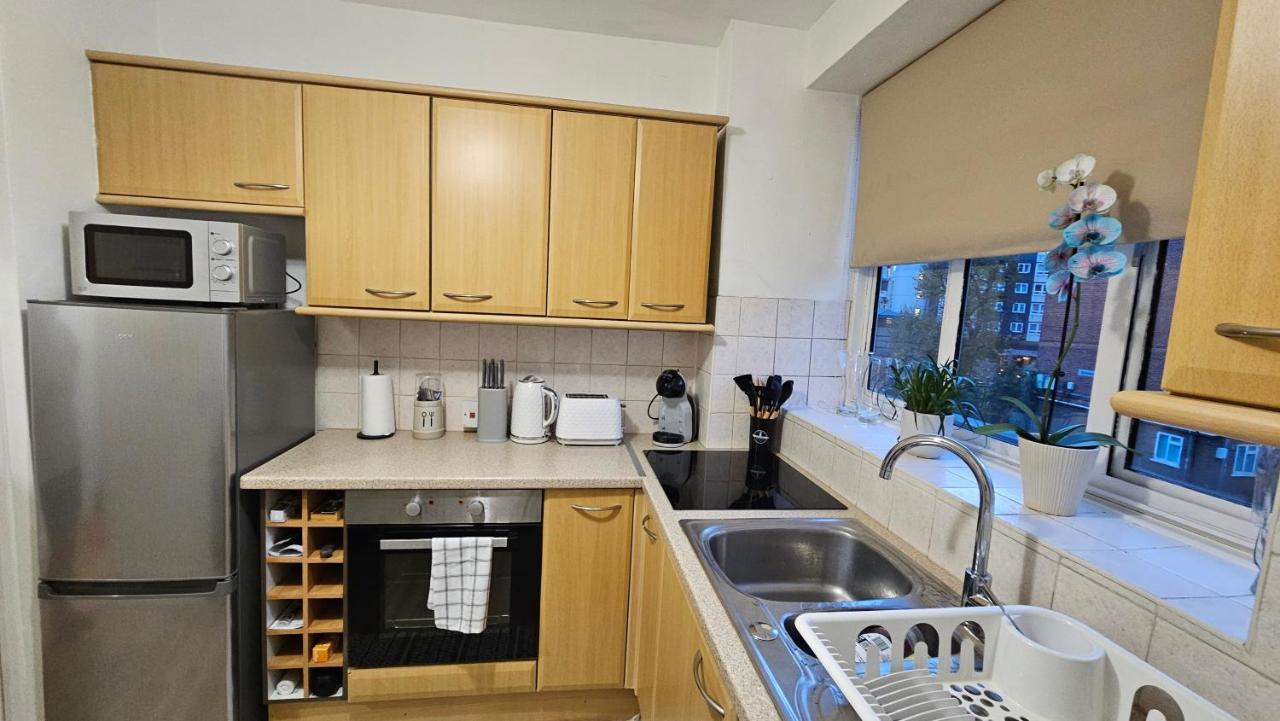 Spacious Two Bedroom In Battersea, Free Parking Appartement Londen