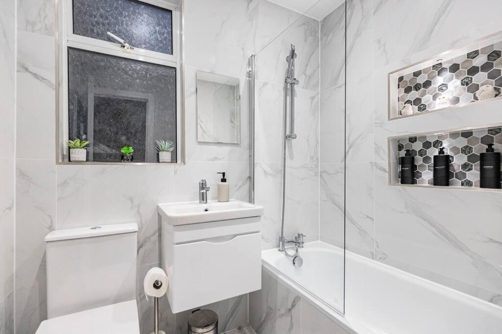 Convenient Spacious House Next Seven Sisters Station *