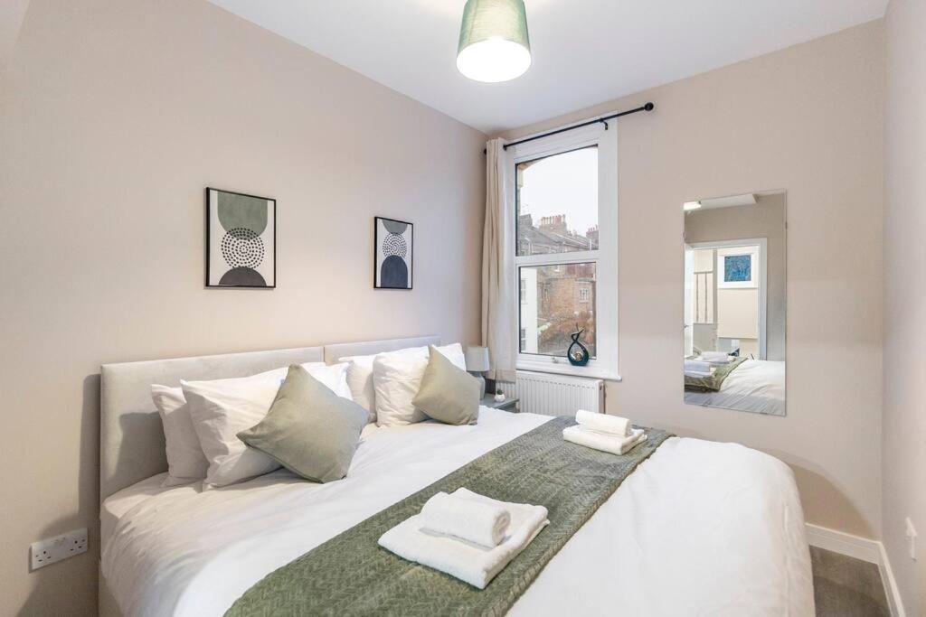 Convenient Spacious House Next Seven Sisters Station Londres