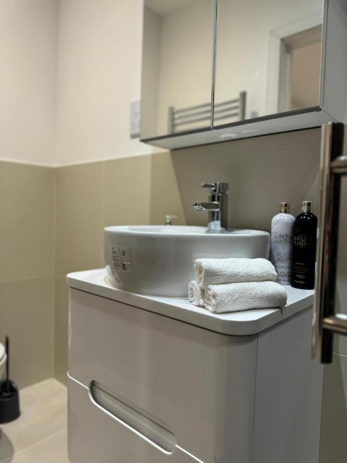 Modern 2bd * London