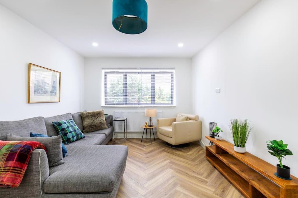 4bed 11 Occupancy Large Flat Elizabeth Line West Flat Free Parking Apartment *