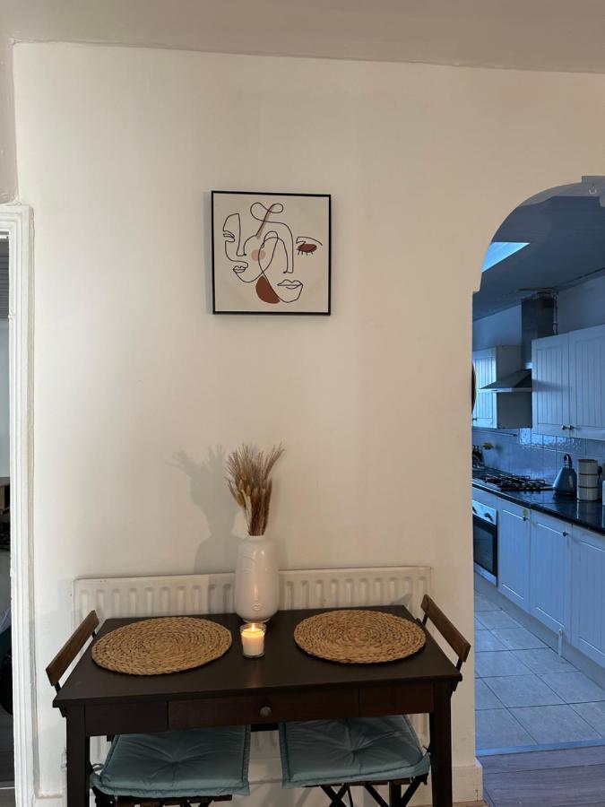 Artistic Two Bedroom Londres