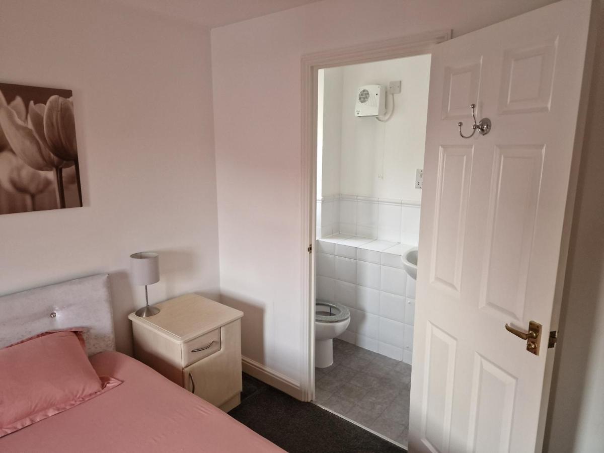 Family 2 Bedrooms Flat Apartment London
