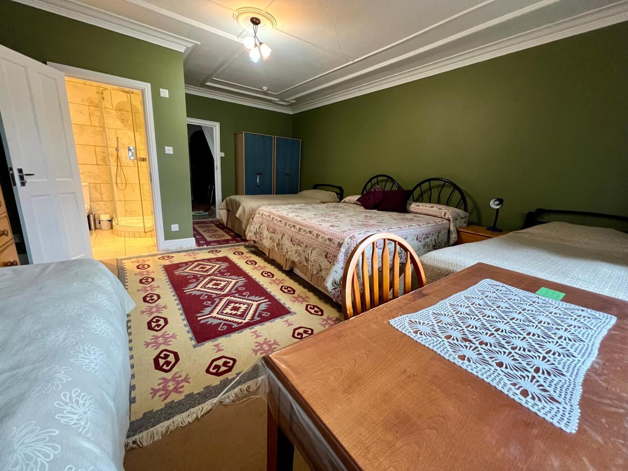 Gasthof Saint Gabriel'S Road Guesthouse *