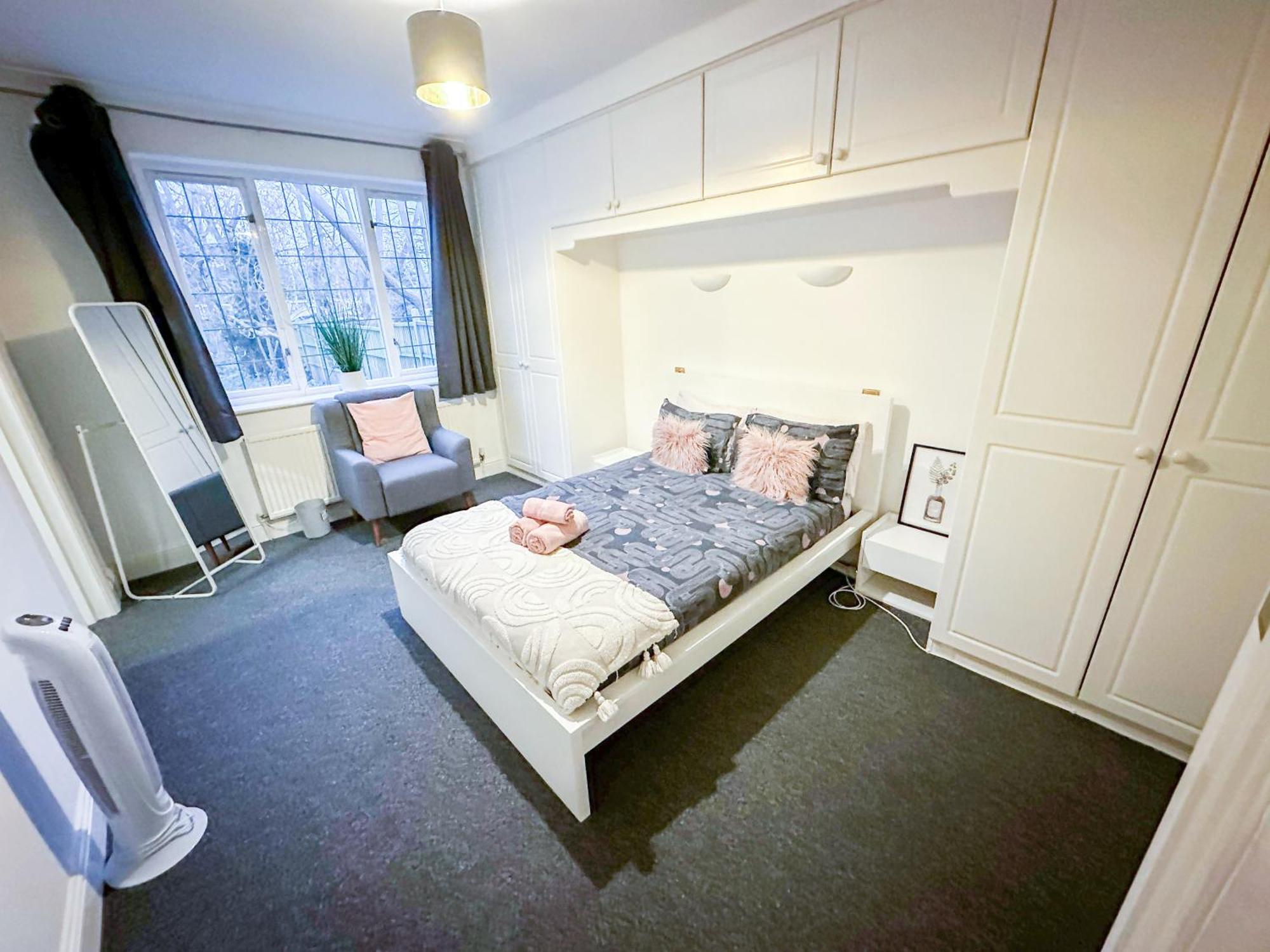 Cosy Near Hampstead Heath With Free On-site Parking & Private Gardens, Golders Green Leilighet London