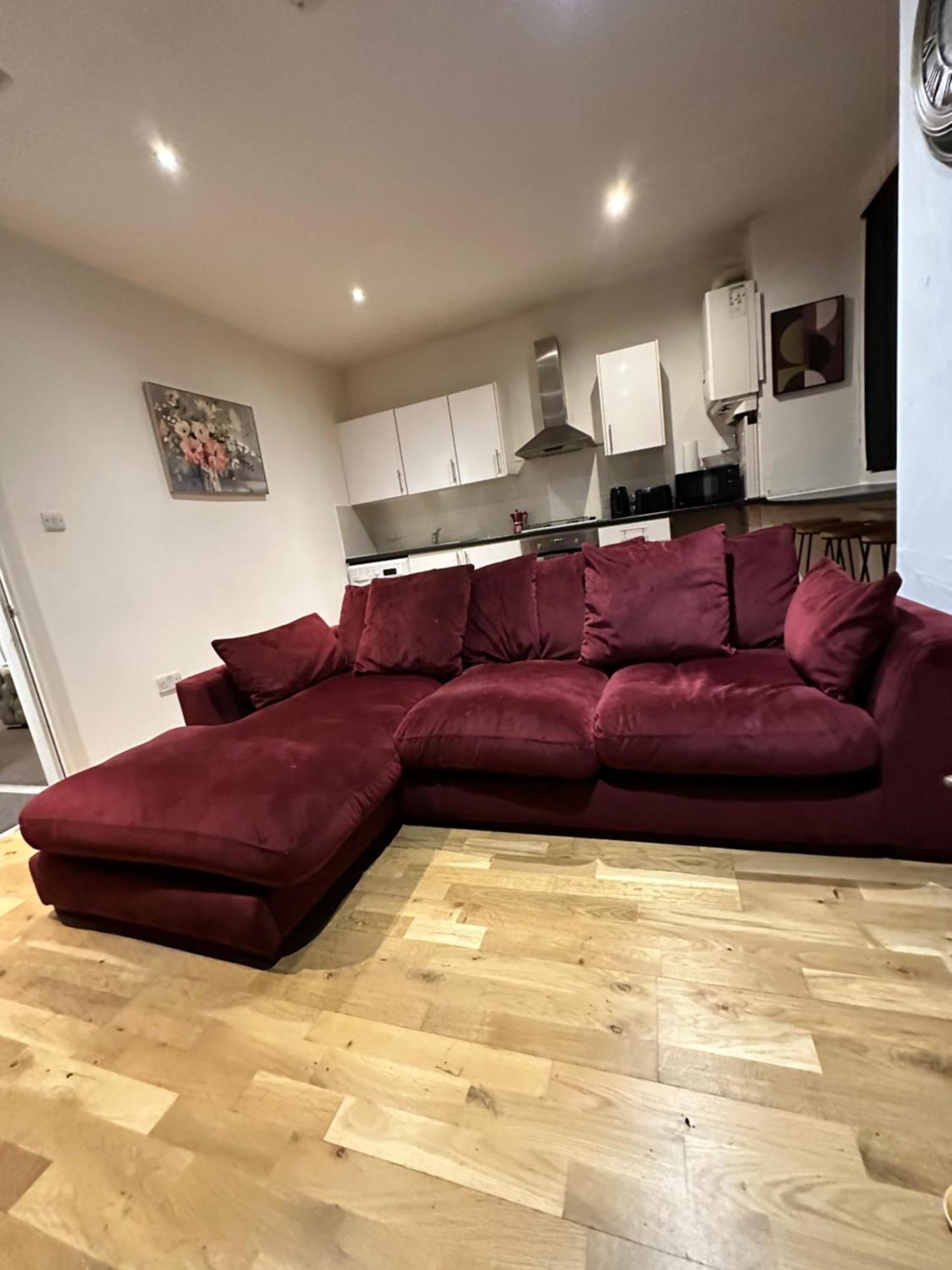 2 Bed Away From Tooting Londen