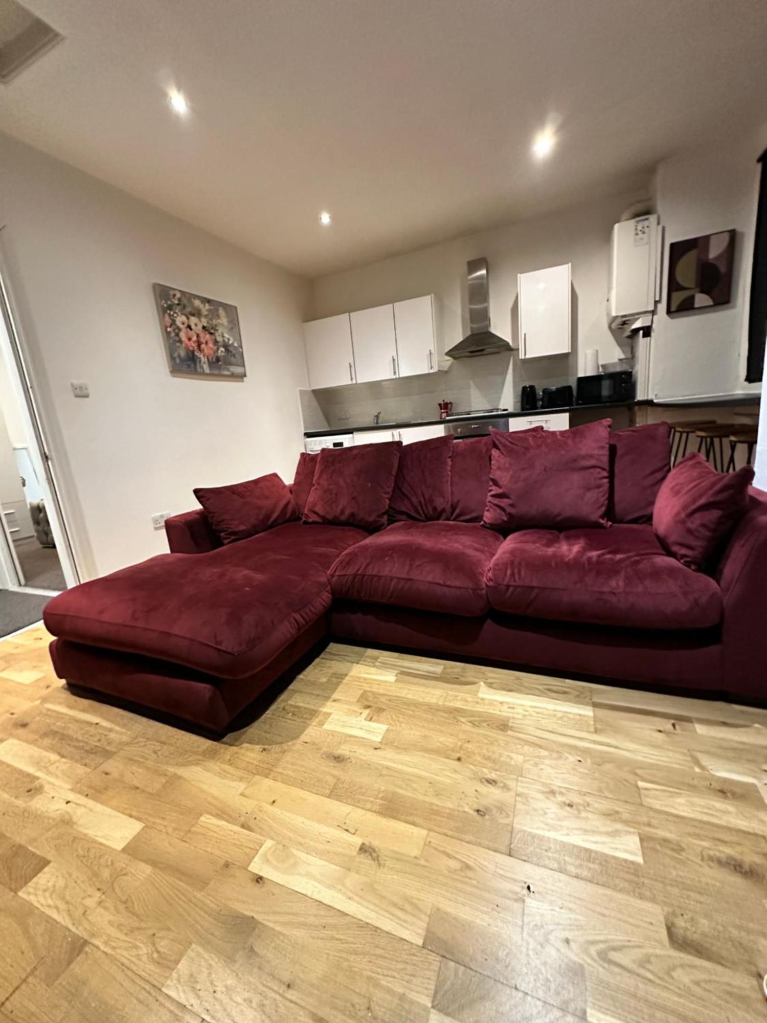 2 Bed Away From Tooting Londen
