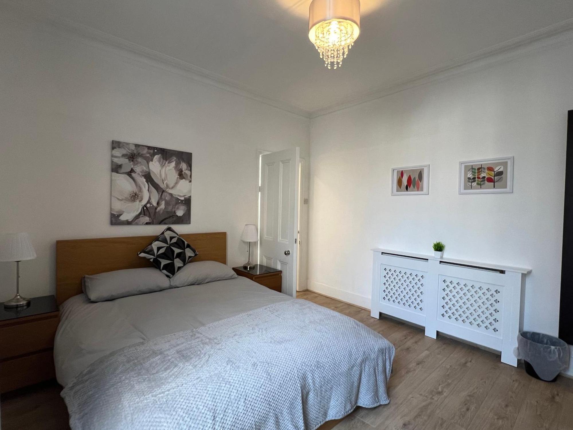 2 Bedroom Flat 10 Min Walk To Tube Leilighet London