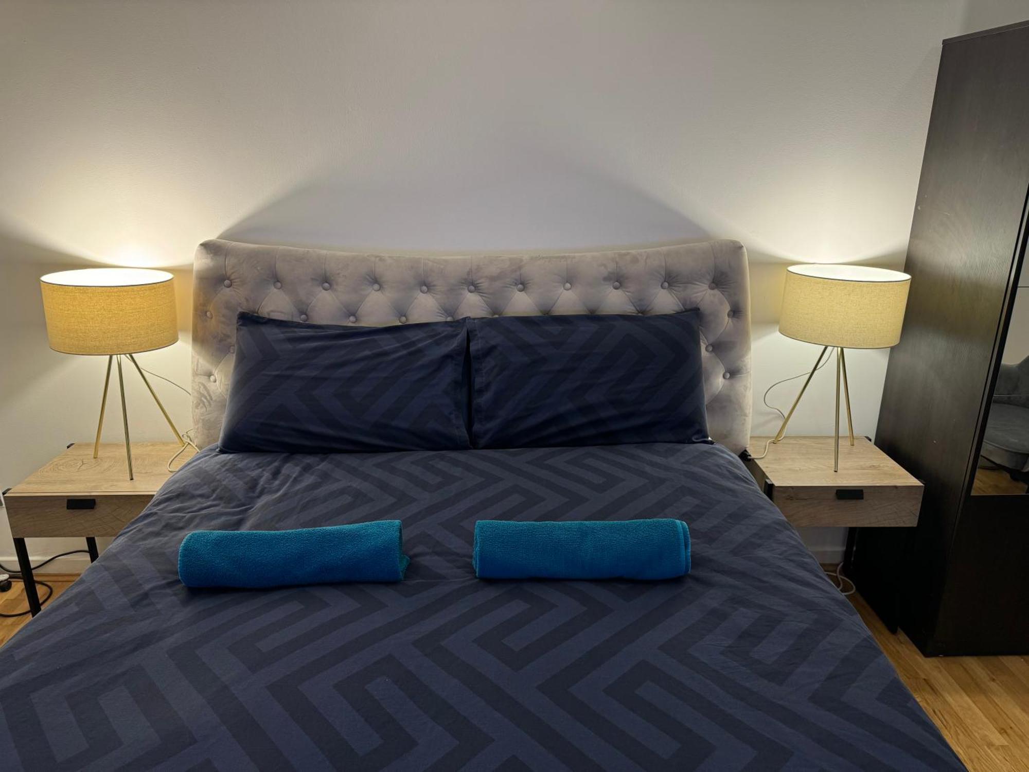 Specious Double With King Size Bed Homestay London
