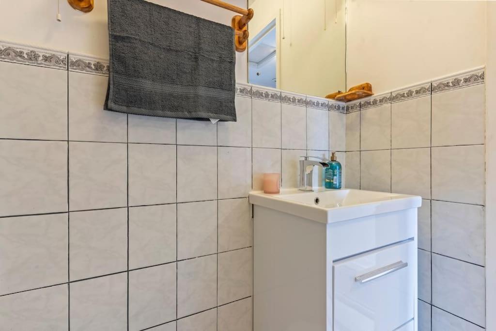 1-bedroom With Free Private Parking - Canary Wharf *