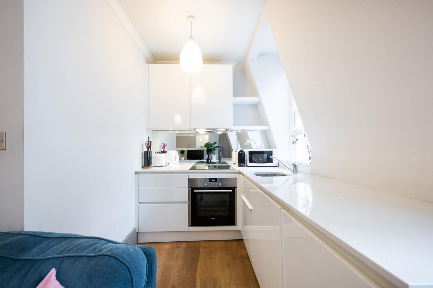 2bed Cosy Flat In Vibrant Fitzrovia Apartment *