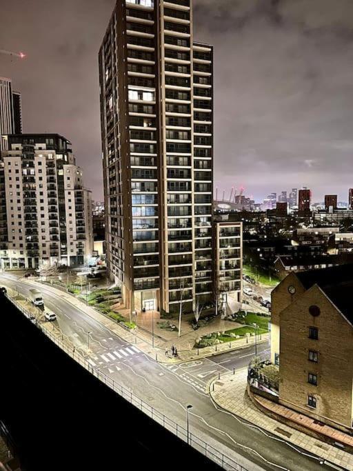 Cosy, Comfy 2 Bed Canary Wharf * Londen