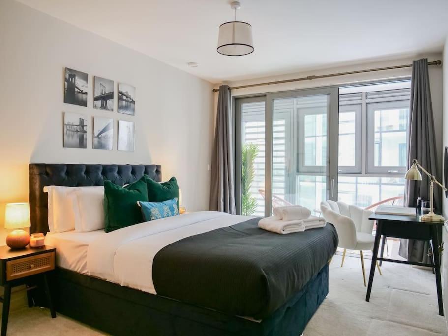 Appartement Stylish Urban Sanctuary With Parking Londen