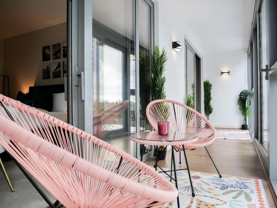 Stylish Urban Sanctuary With Parking * Londen