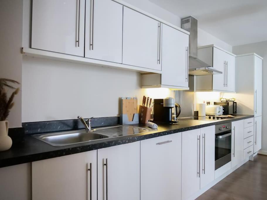 Appartement Stylish Urban Sanctuary With Parking *