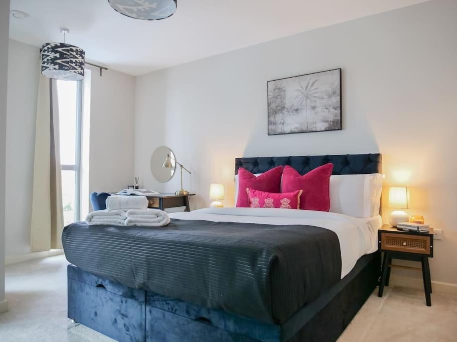 Stylish Urban Sanctuary With Parking Appartement Londen