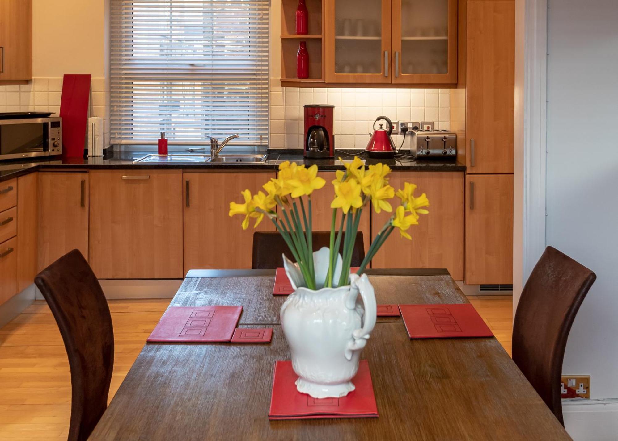 The Zenscape - Chic 2 Bedroom In Covent Garden L Sleeps 6 With Sofa Bed L Prime Location Free Wifi L Perfect For Business & Leisure Travelers L 15percent Off Weekly & 20percent Off Monthly Stays! * London