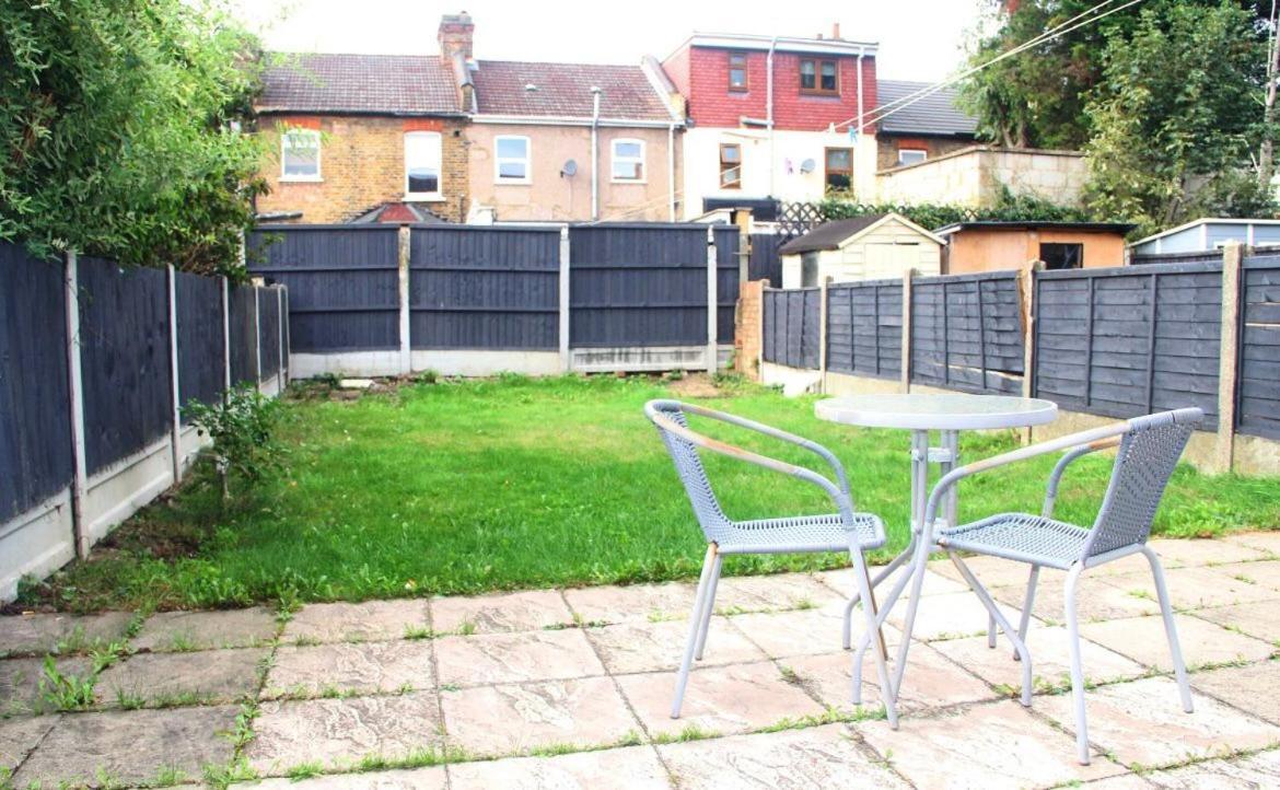 Holiday home 3 Bedroom House,4beds, 2 Baths Ilford ,12 Mins To Stratford London