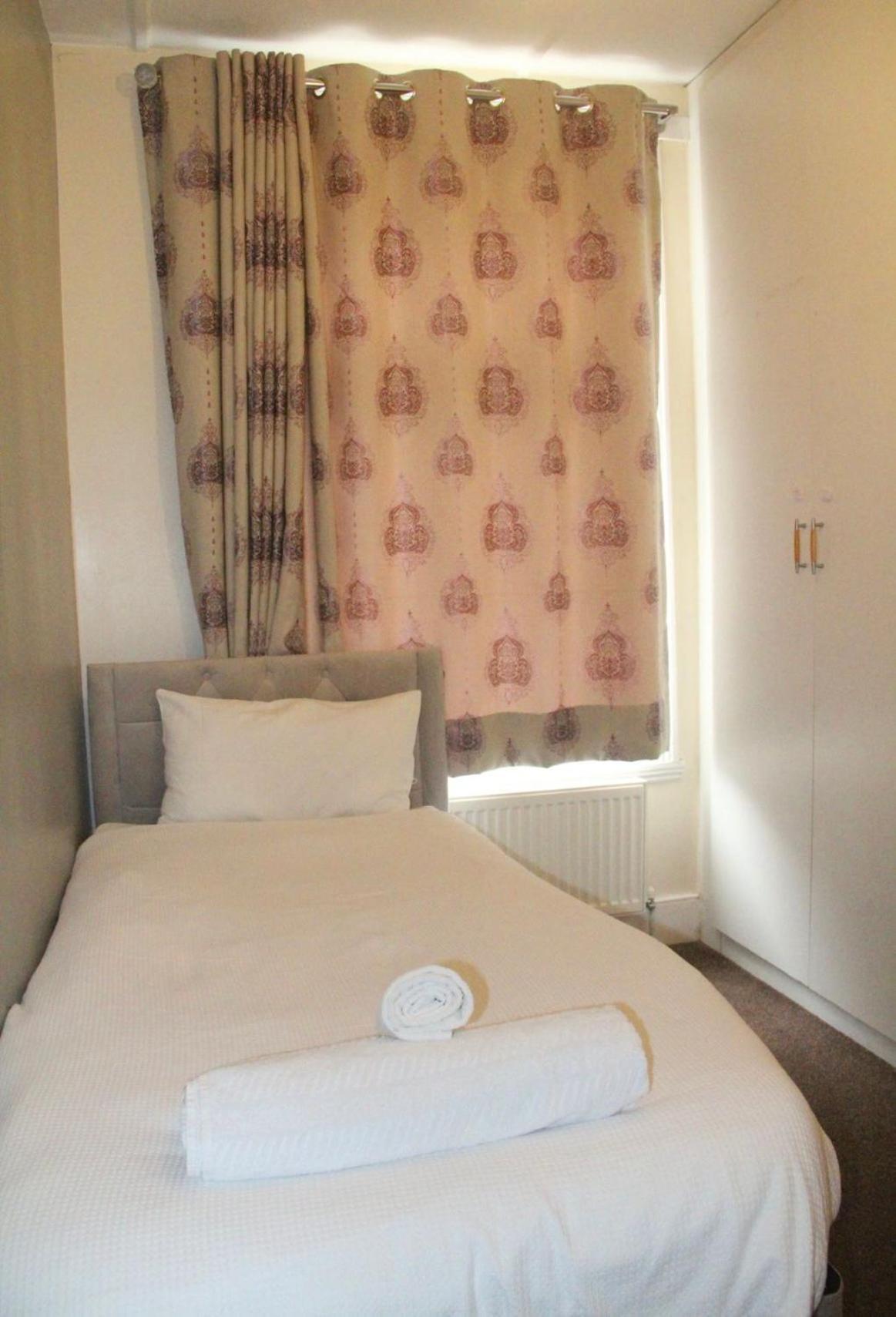 3 Bedroom House,4beds, 2 Baths Ilford ,12 Mins To Stratford Holiday home *