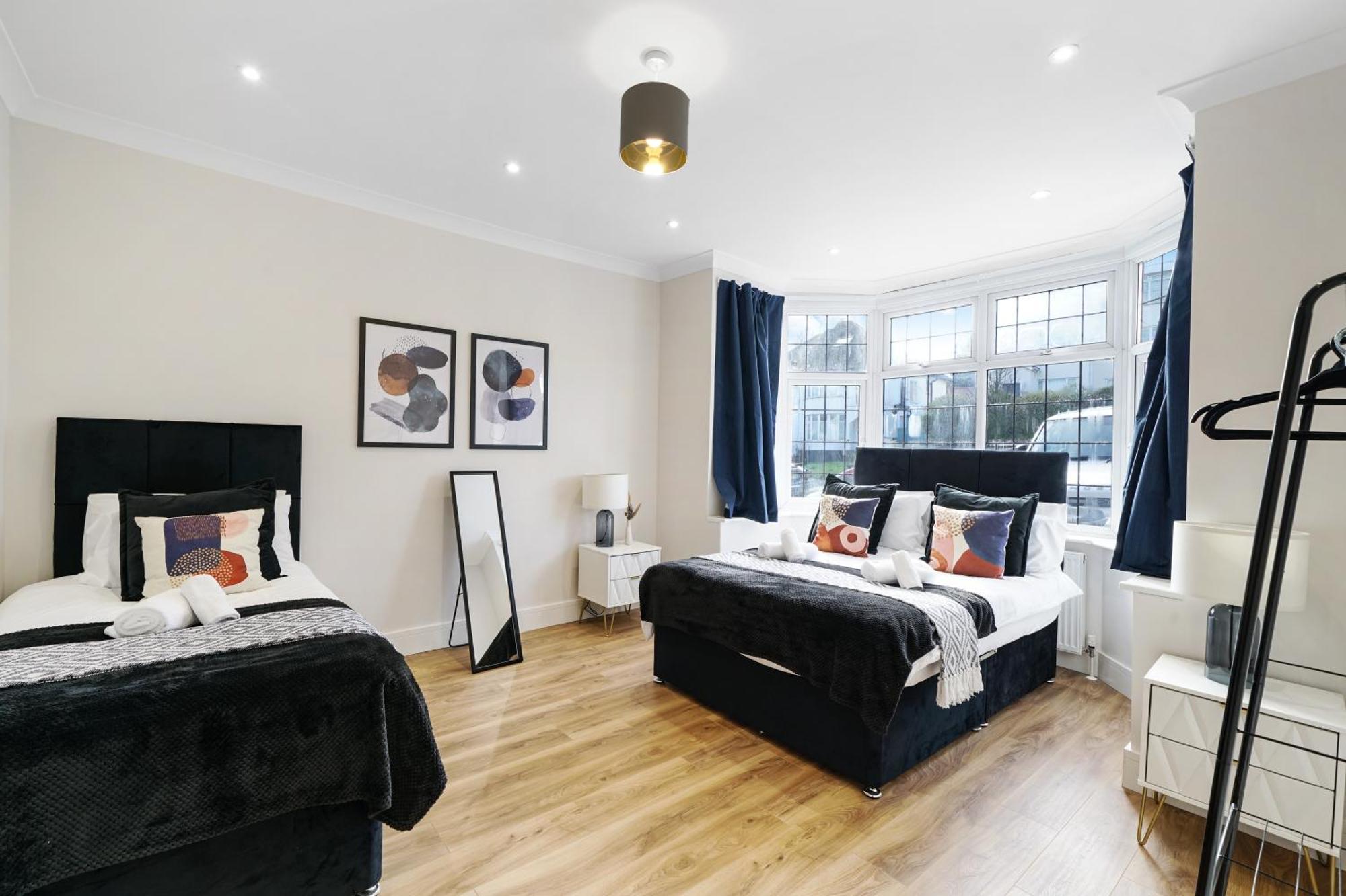 Luxurious House In Wembley - Garden Londen