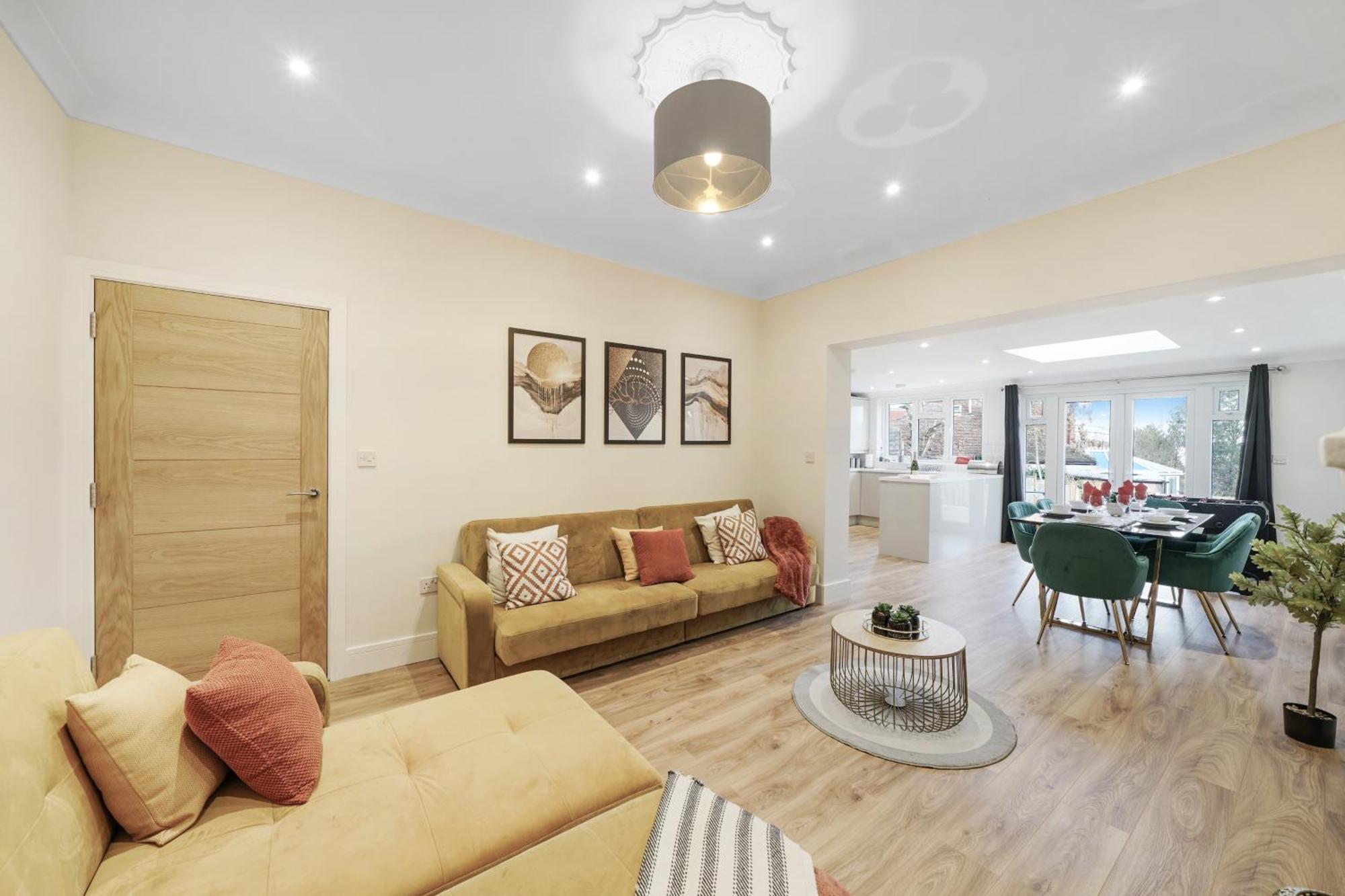 Luxurious House In Wembley - Garden Londen