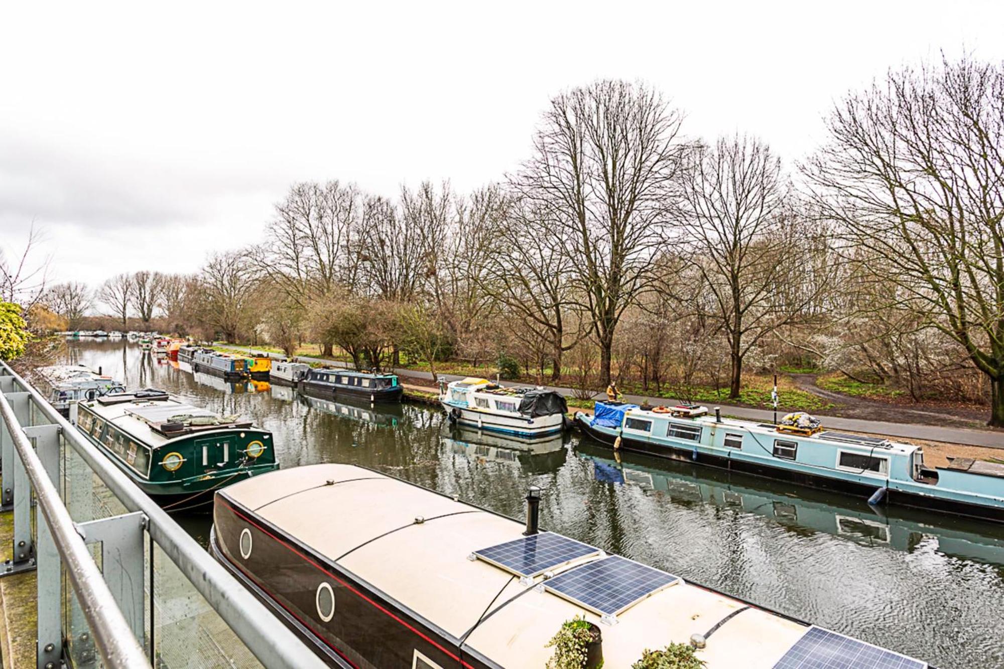 Vibrant And Modern With Canal Views Appartement Londen