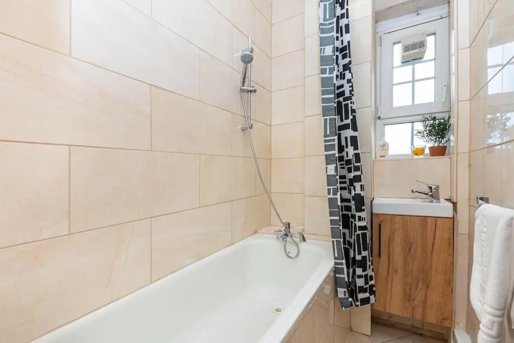Apartment Tranquil 1br In South Bank With Onsite Parking London