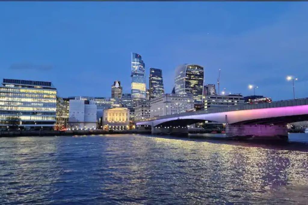 Tranquil 1br In South Bank With Onsite Parking London