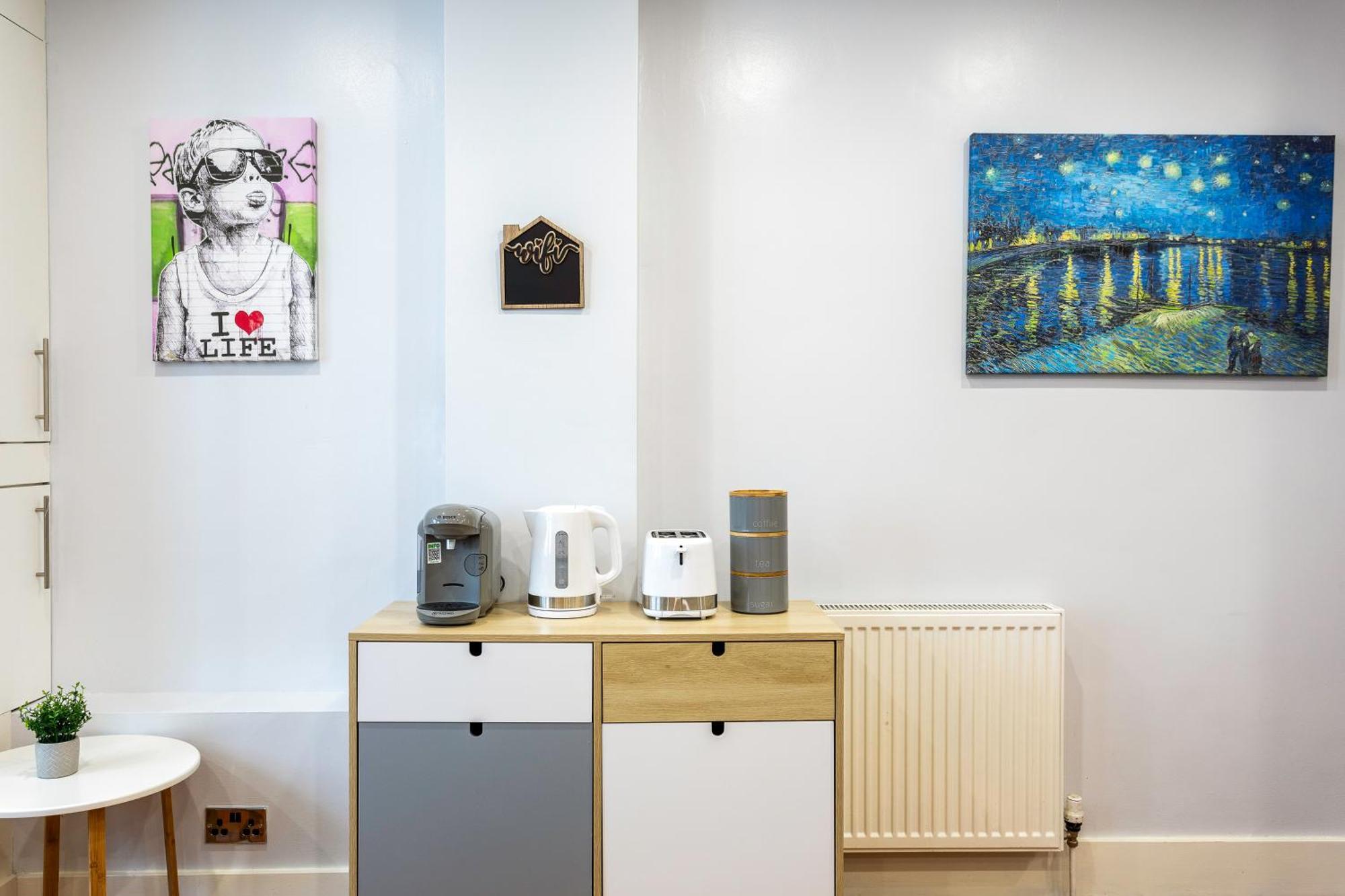 Bright Clapham Apartment London
