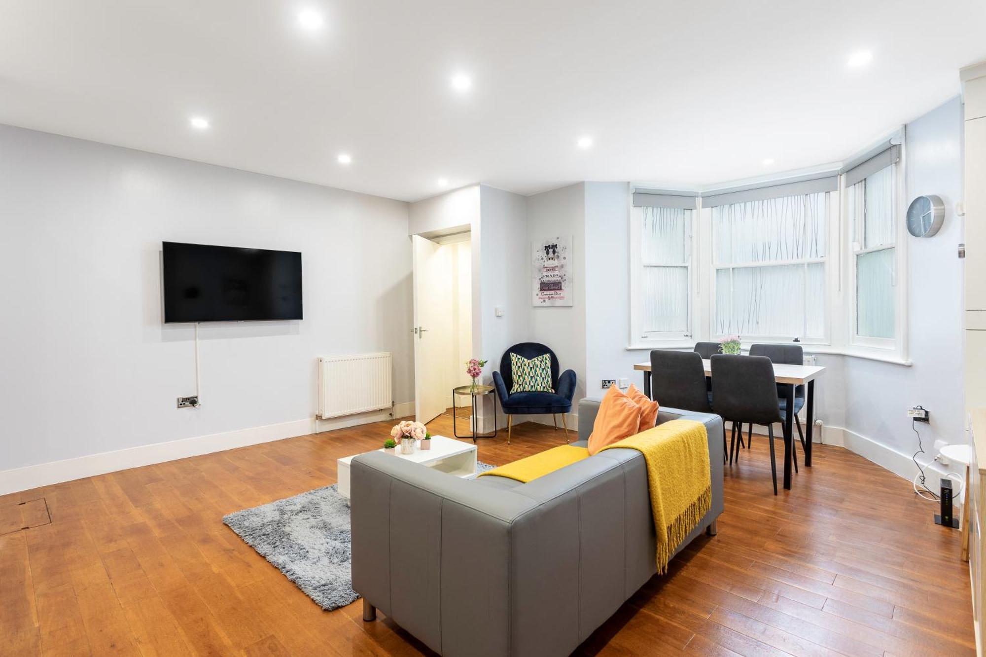 Bright Clapham Apartment London