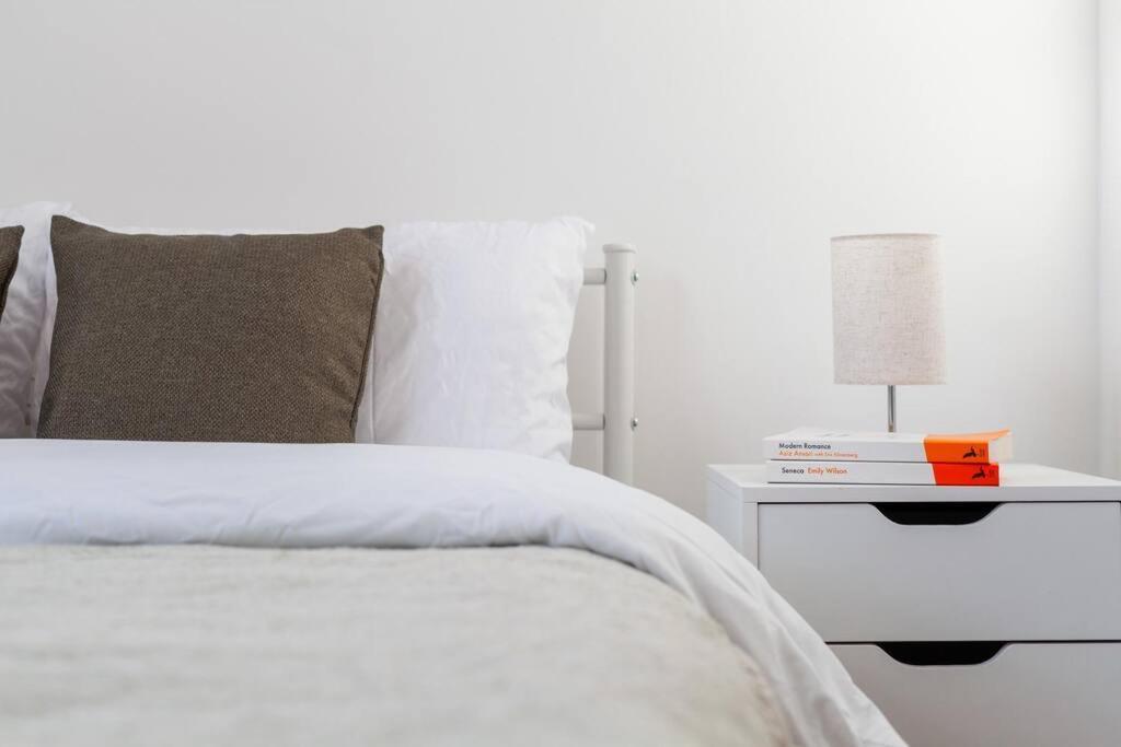 Apartment Sleek & Modern 2 Bd In - Sleeps 7 - Parking London