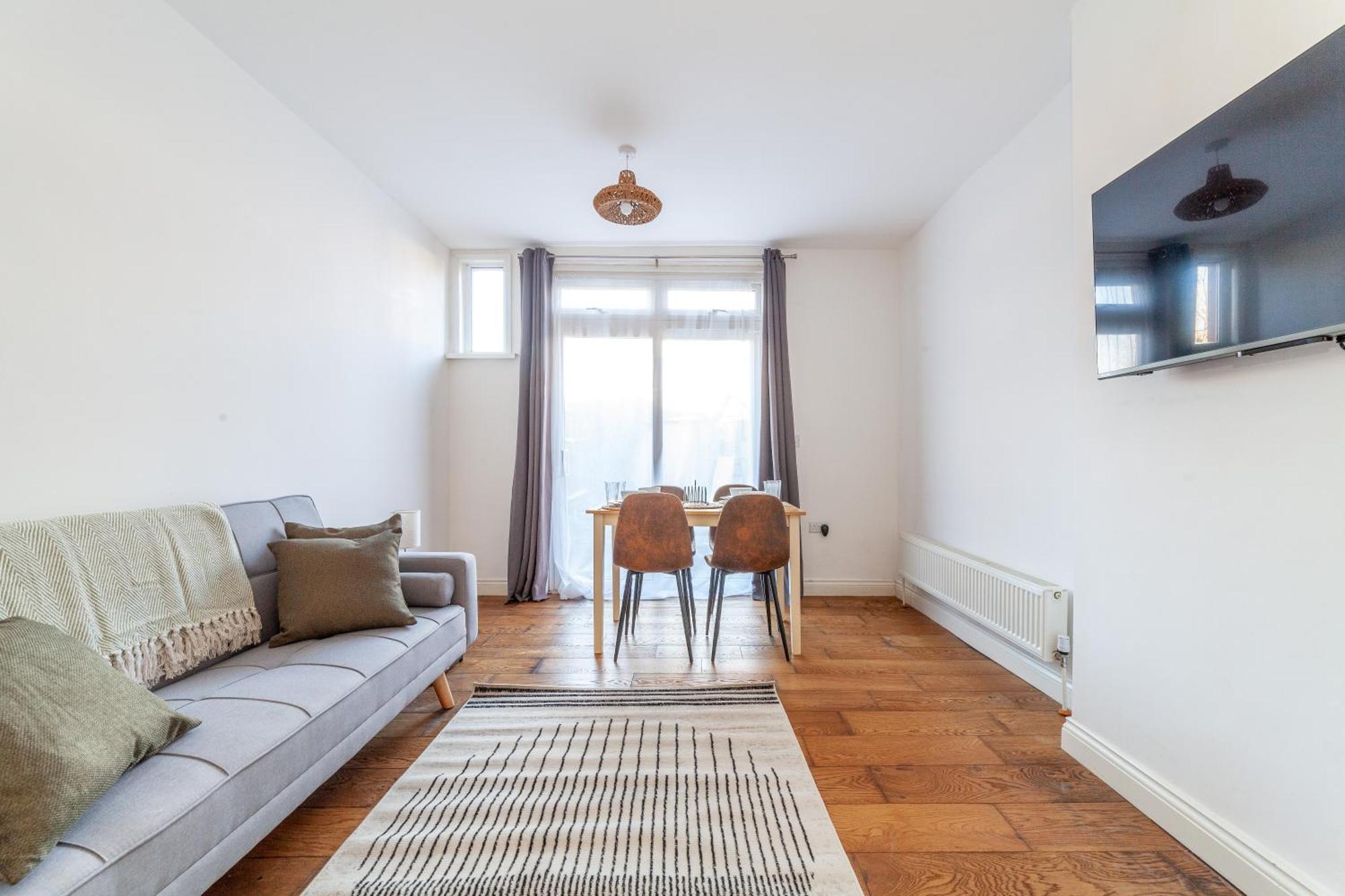 Sleek & Modern 2 Bd In - Sleeps 7 - Parking * London