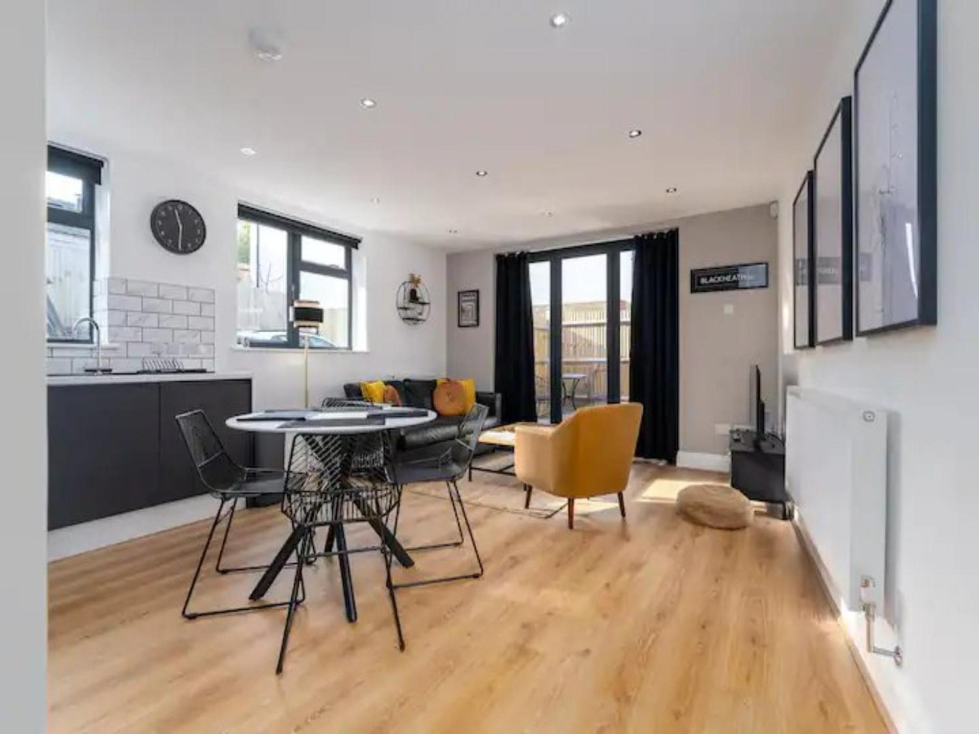 Pass The Keys Modern And Bright Minutes From Appartement *