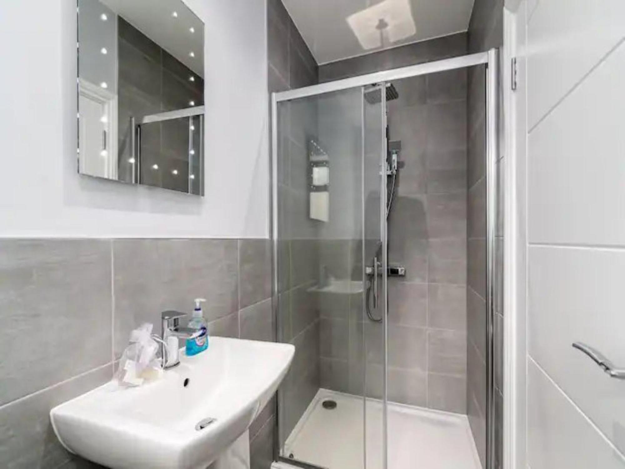 Pass The Keys Modern And Bright Minutes From Appartement Londen