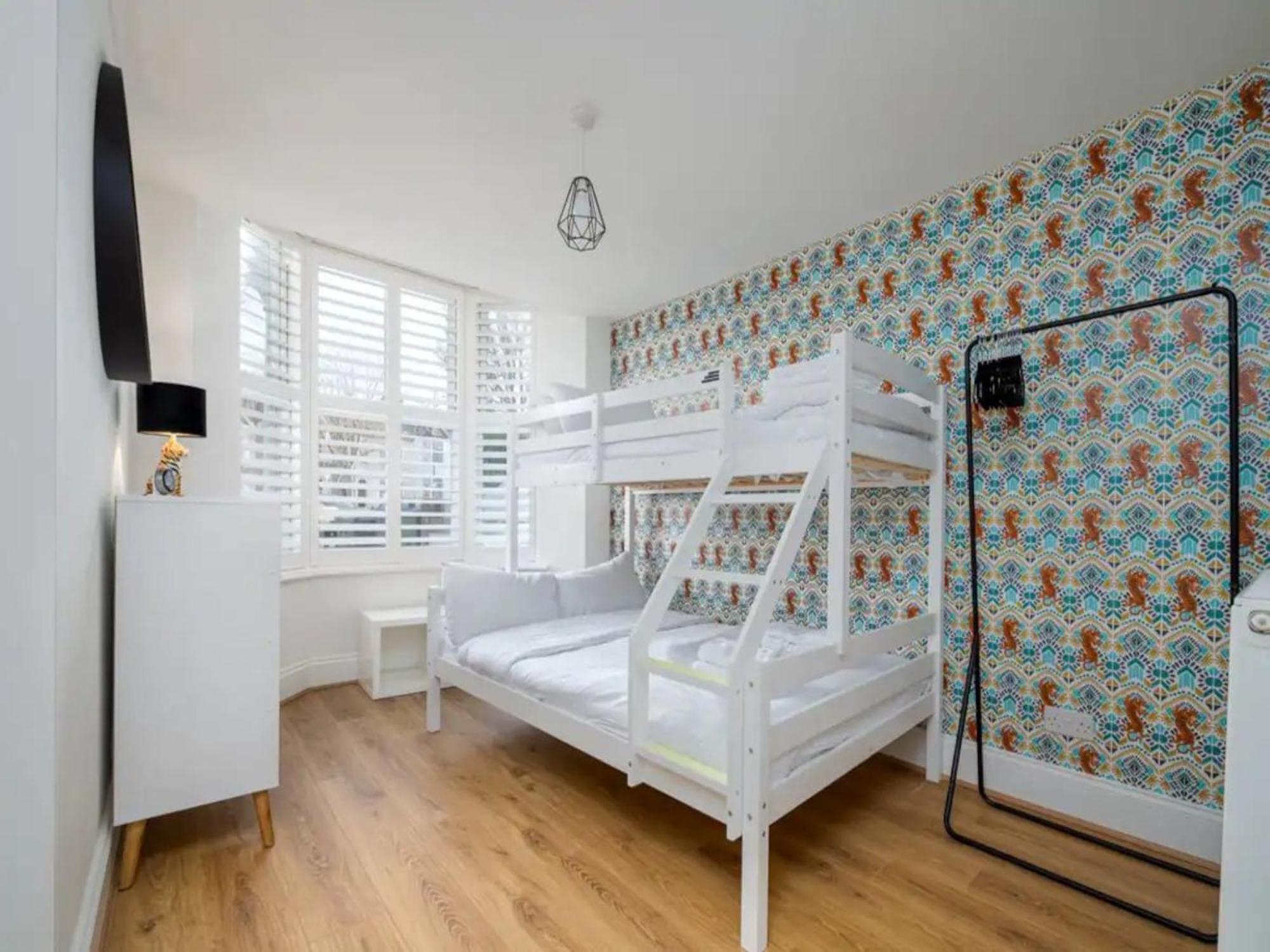 Pass The Keys Modern And Bright Minutes From Appartement Londen