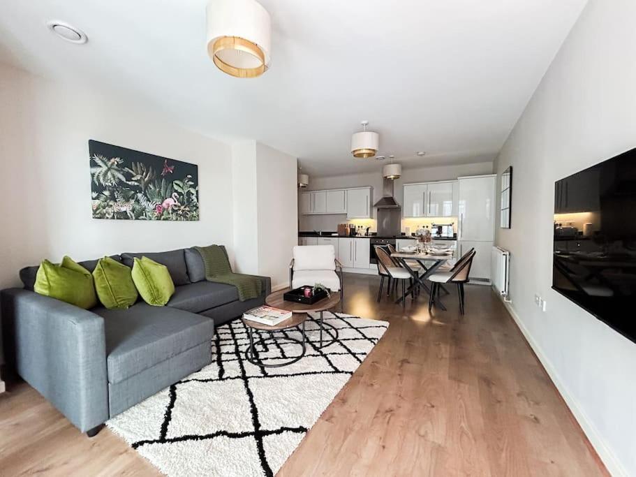Stylish Urban Sanctuary With Parking Appartement Londen