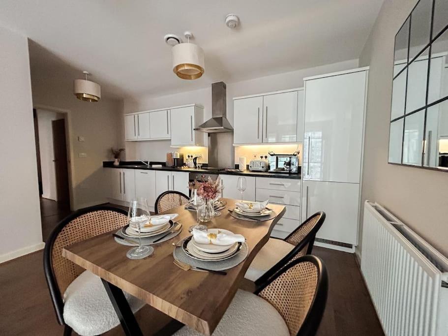 Stylish Urban Sanctuary With Parking Londen