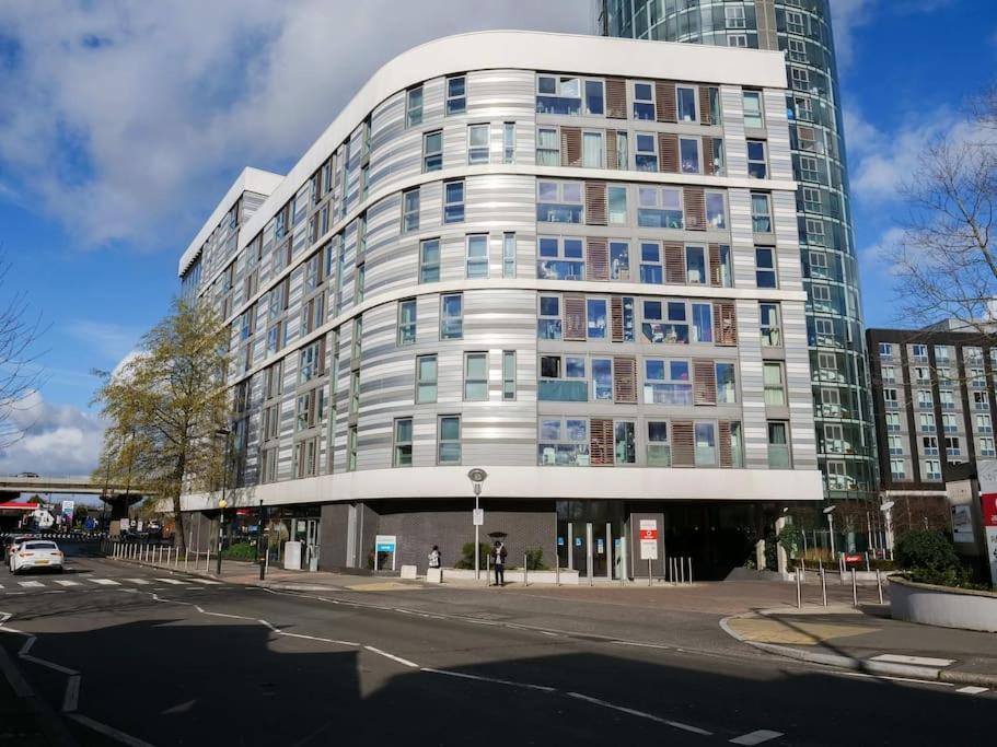 Stylish Urban Sanctuary With Parking Appartement Londen