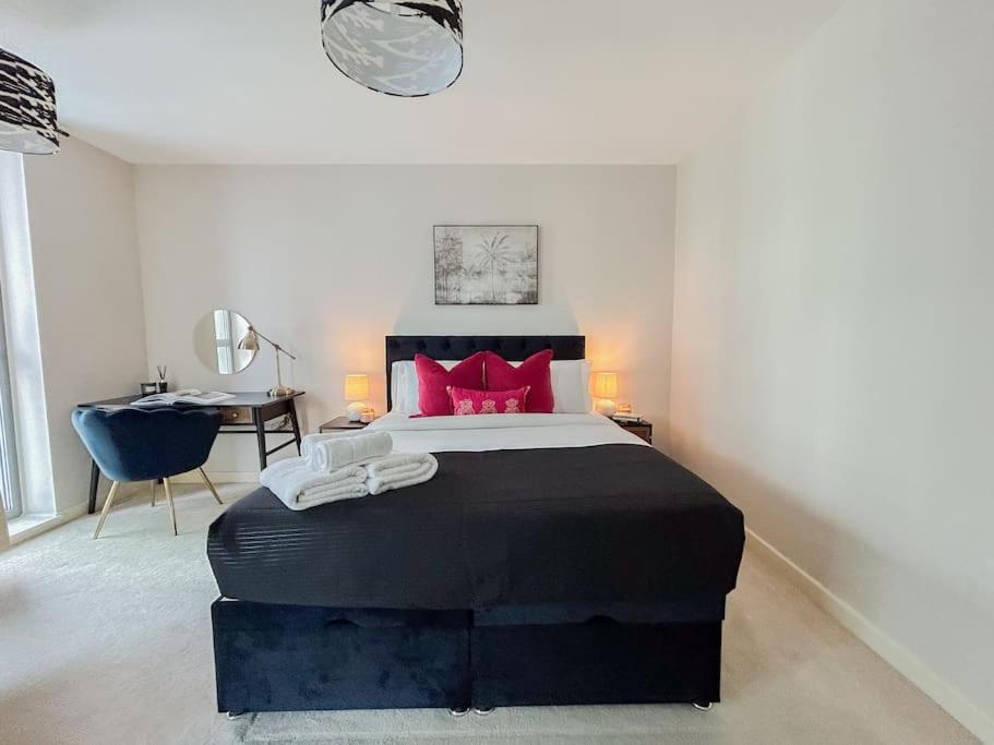 Stylish Urban Sanctuary With Parking Appartement Londen