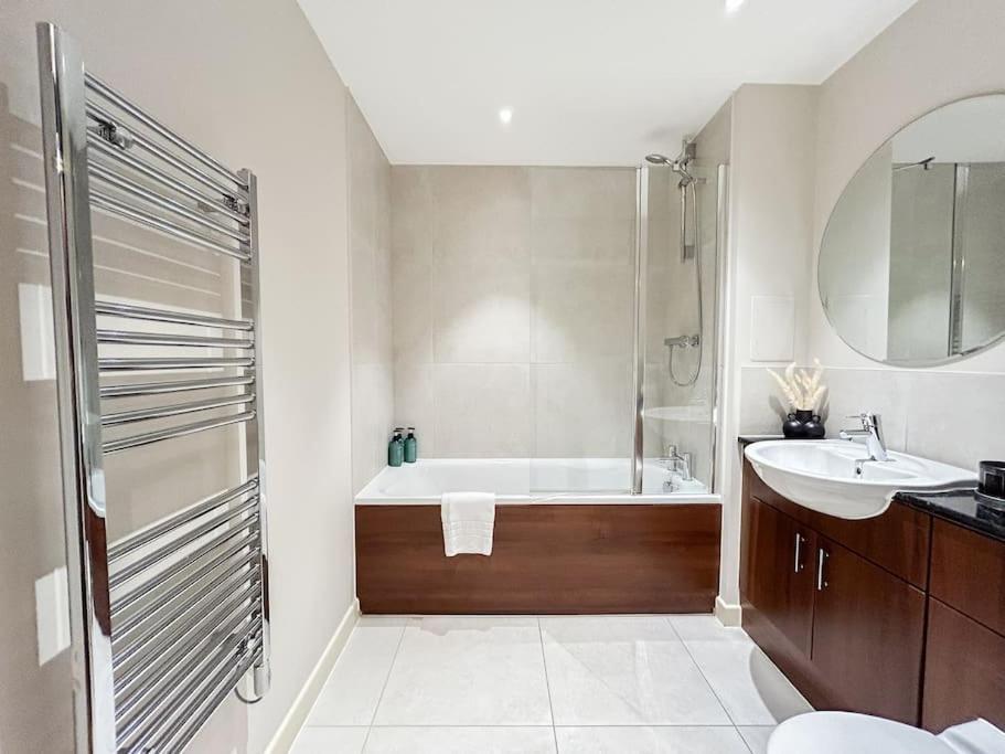 Appartement Stylish Urban Sanctuary With Parking Londen